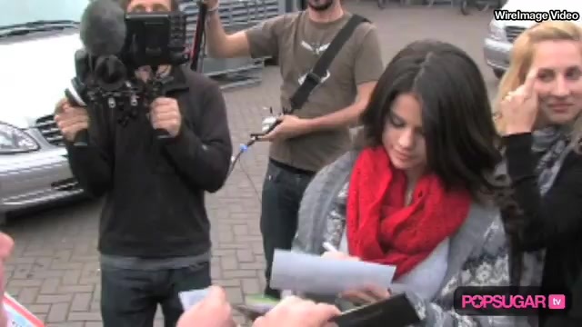Selena Gomez in London for Fans & Fashion 217 - Selena Gomez in London For Fans And Fashion-SC