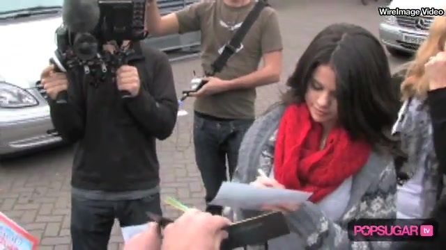 Selena Gomez in London for Fans & Fashion 228 - Selena Gomez in London For Fans And Fashion-SC
