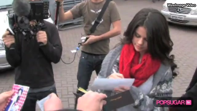 Selena Gomez in London for Fans & Fashion 247 - Selena Gomez in London For Fans And Fashion-SC
