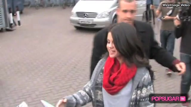 Selena Gomez in London for Fans & Fashion 387 - Selena Gomez in London For Fans And Fashion-SC