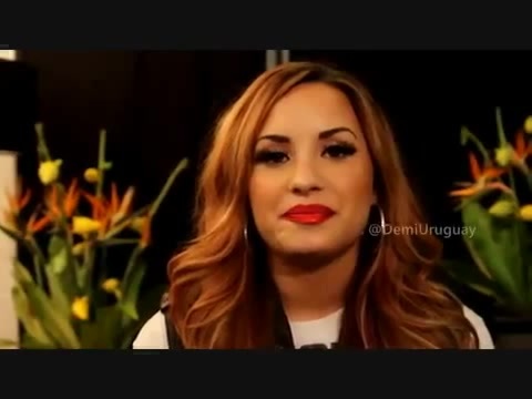 Demi Lovato envía saludos a Radio Disney Uruguay. 028