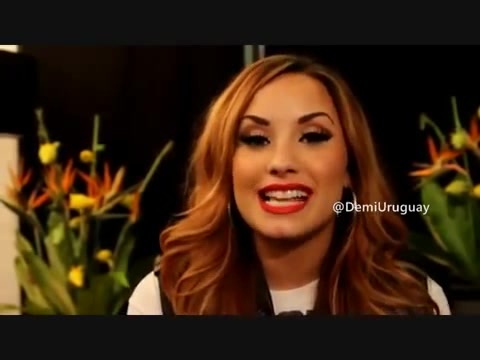 Demi Lovato envía saludos a Radio Disney Uruguay. 175