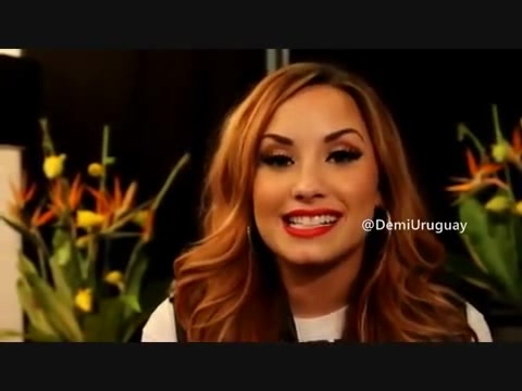 Demi Lovato envía saludos a Radio Disney Uruguay. 188