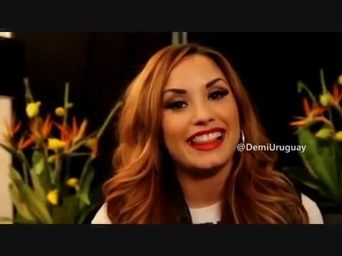 Demi Lovato envía saludos a Radio Disney Uruguay. 297
