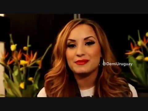 Demi Lovato envía saludos a Radio Disney Uruguay. 330