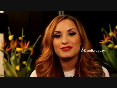 Demi Lovato envía saludos a Radio Disney Uruguay. 338