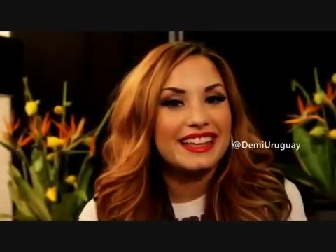 Demi Lovato envía saludos a Radio Disney Uruguay. 381