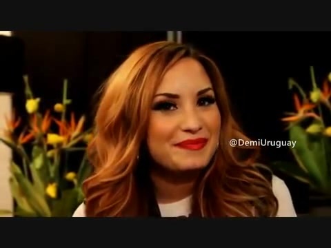 Demi Lovato envía saludos a Radio Disney Uruguay. 402