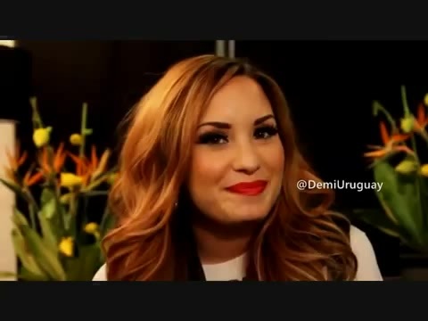 Demi Lovato envía saludos a Radio Disney Uruguay. 406