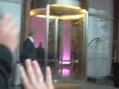 Demi Lovato en Argentina 28_4_12 Salida del Hotel Madero 0183