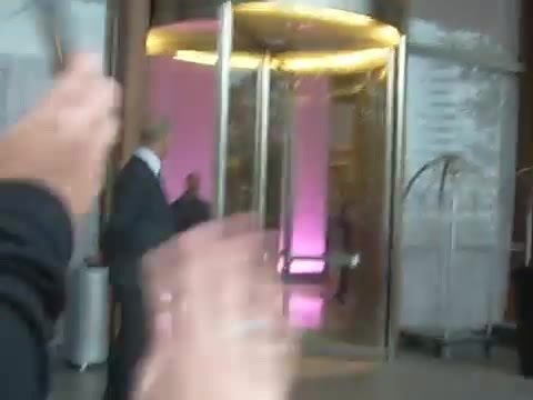 Demi Lovato en Argentina 28_4_12 Salida del Hotel Madero 0187