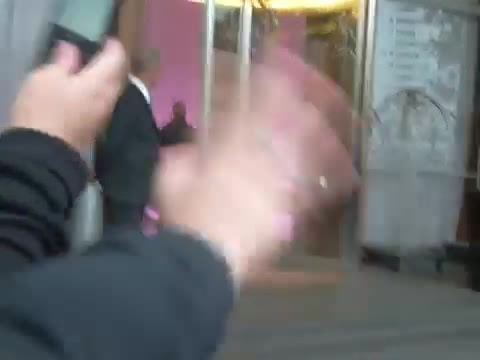 Demi Lovato en Argentina 28_4_12 Salida del Hotel Madero 0200