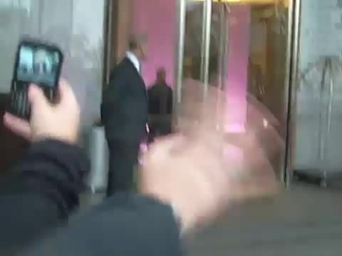 Demi Lovato en Argentina 28_4_12 Salida del Hotel Madero 0228