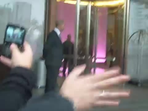 Demi Lovato en Argentina 28_4_12 Salida del Hotel Madero 0235