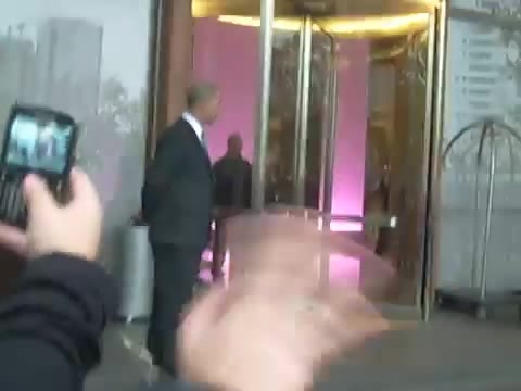 Demi Lovato en Argentina 28_4_12 Salida del Hotel Madero 0237