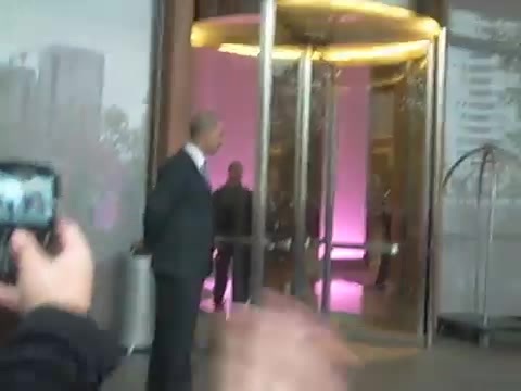 Demi Lovato en Argentina 28_4_12 Salida del Hotel Madero 0247