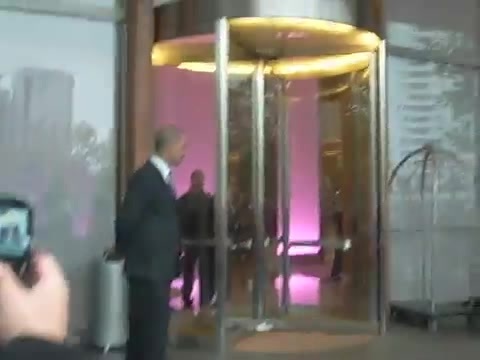 Demi Lovato en Argentina 28_4_12 Salida del Hotel Madero 0257