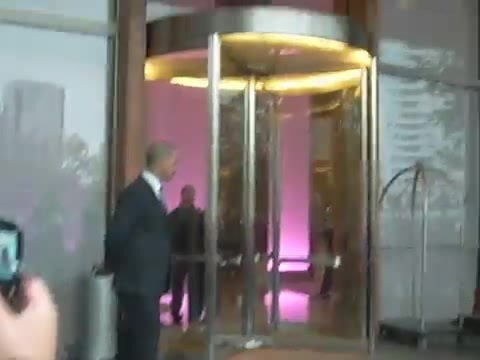 Demi Lovato en Argentina 28_4_12 Salida del Hotel Madero 0259