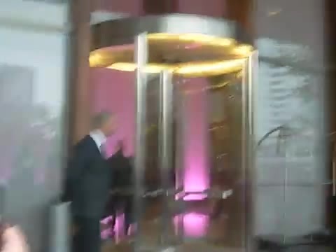 Demi Lovato en Argentina 28_4_12 Salida del Hotel Madero 0270