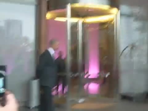 Demi Lovato en Argentina 28_4_12 Salida del Hotel Madero 0282