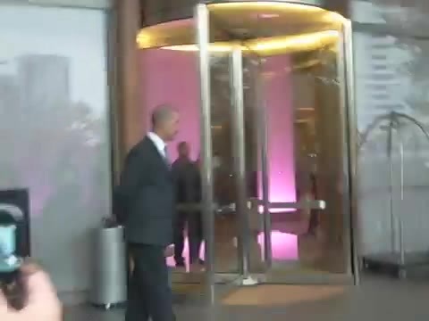 Demi Lovato en Argentina 28_4_12 Salida del Hotel Madero 0288