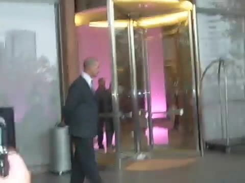 Demi Lovato en Argentina 28_4_12 Salida del Hotel Madero 0291