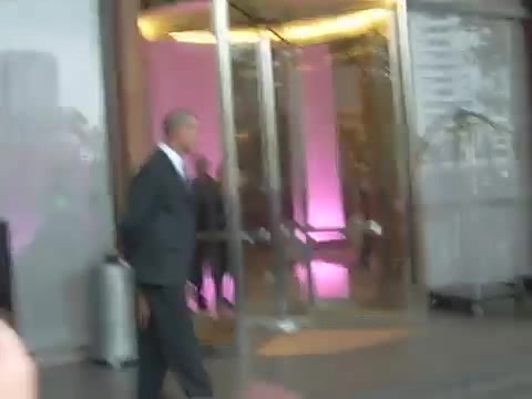 Demi Lovato en Argentina 28_4_12 Salida del Hotel Madero 0298