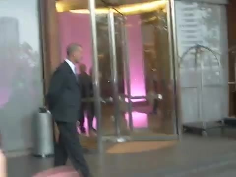 Demi Lovato en Argentina 28_4_12 Salida del Hotel Madero 0301