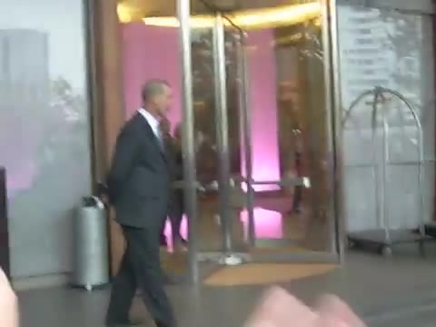 Demi Lovato en Argentina 28_4_12 Salida del Hotel Madero 0323