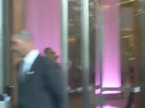 Demi Lovato en Argentina 28_4_12 Salida del Hotel Madero 0563