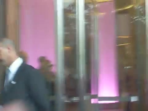 Demi Lovato en Argentina 28_4_12 Salida del Hotel Madero 0578