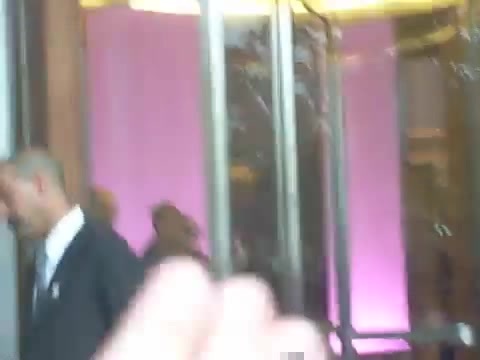 Demi Lovato en Argentina 28_4_12 Salida del Hotel Madero 0588