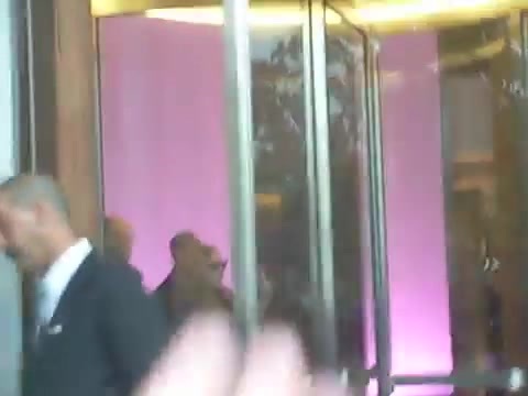 Demi Lovato en Argentina 28_4_12 Salida del Hotel Madero 0591