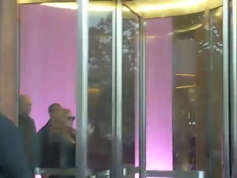 Demi Lovato en Argentina 28_4_12 Salida del Hotel Madero 0612