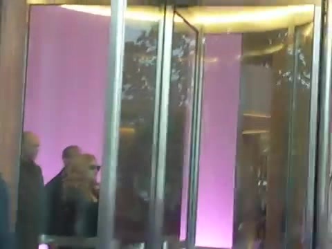 Demi Lovato en Argentina 28_4_12 Salida del Hotel Madero 0622