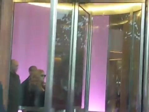 Demi Lovato en Argentina 28_4_12 Salida del Hotel Madero 0624