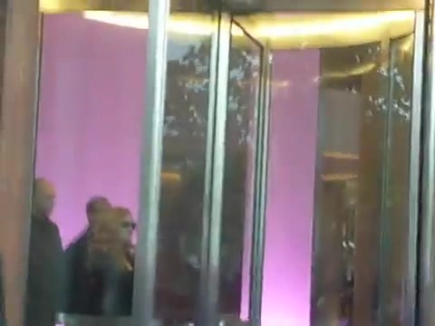 Demi Lovato en Argentina 28_4_12 Salida del Hotel Madero 0628