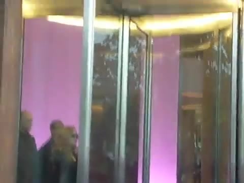 Demi Lovato en Argentina 28_4_12 Salida del Hotel Madero 0637