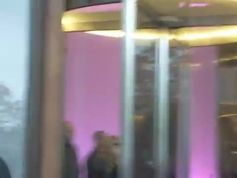 Demi Lovato en Argentina 28_4_12 Salida del Hotel Madero 0663