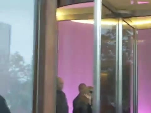 Demi Lovato en Argentina 28_4_12 Salida del Hotel Madero 0684