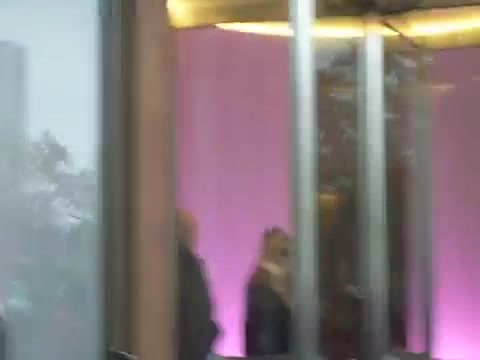 Demi Lovato en Argentina 28_4_12 Salida del Hotel Madero 0706