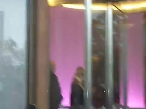 Demi Lovato en Argentina 28_4_12 Salida del Hotel Madero 0711