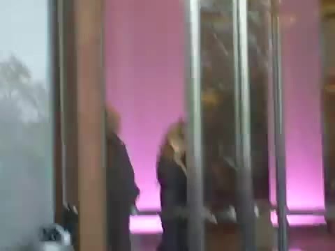 Demi Lovato en Argentina 28_4_12 Salida del Hotel Madero 0725