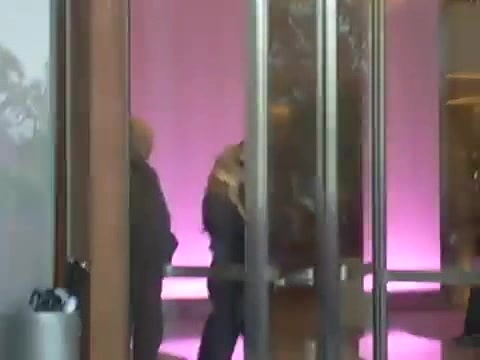 Demi Lovato en Argentina 28_4_12 Salida del Hotel Madero 0736