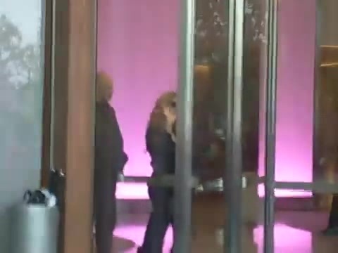 Demi Lovato en Argentina 28_4_12 Salida del Hotel Madero 0749