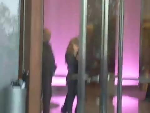 Demi Lovato en Argentina 28_4_12 Salida del Hotel Madero 0751