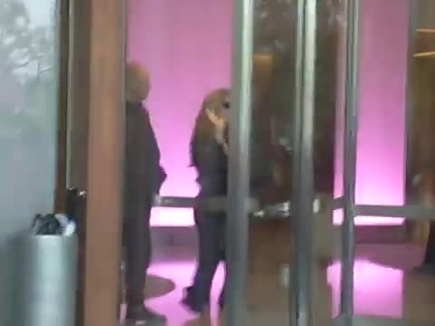 Demi Lovato en Argentina 28_4_12 Salida del Hotel Madero 0762