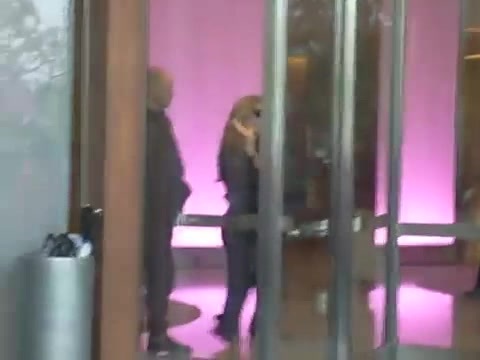 Demi Lovato en Argentina 28_4_12 Salida del Hotel Madero 0764 - Demi en Argentina Salida Del Hotel Madero Part oo1