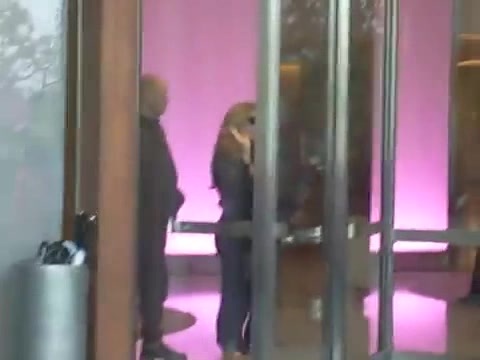 Demi Lovato en Argentina 28_4_12 Salida del Hotel Madero 0772