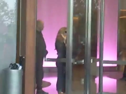 Demi Lovato en Argentina 28_4_12 Salida del Hotel Madero 0776 - Demi en Argentina Salida Del Hotel Madero Part oo1